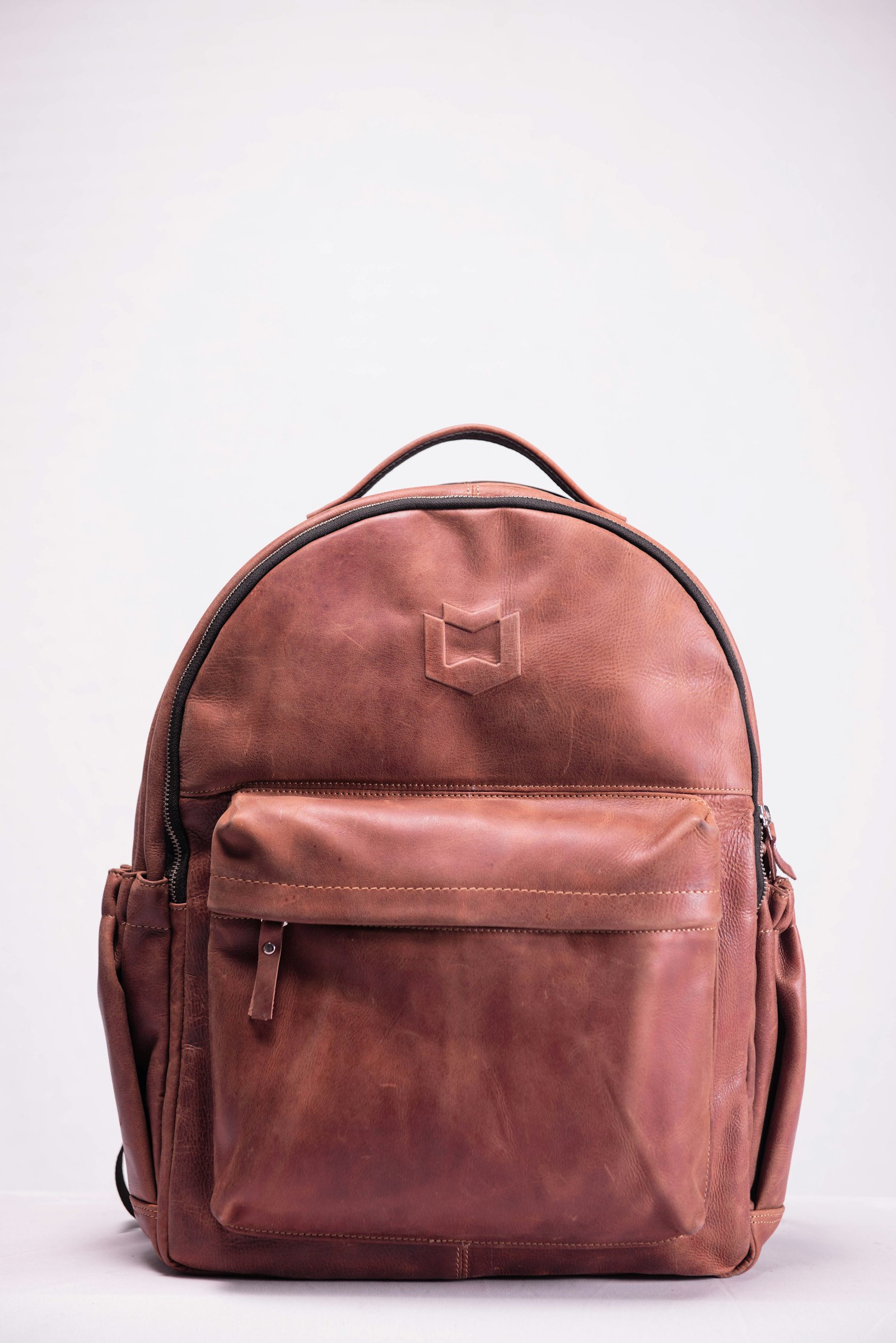 brauner Lederrucksack auf weißer Fläche