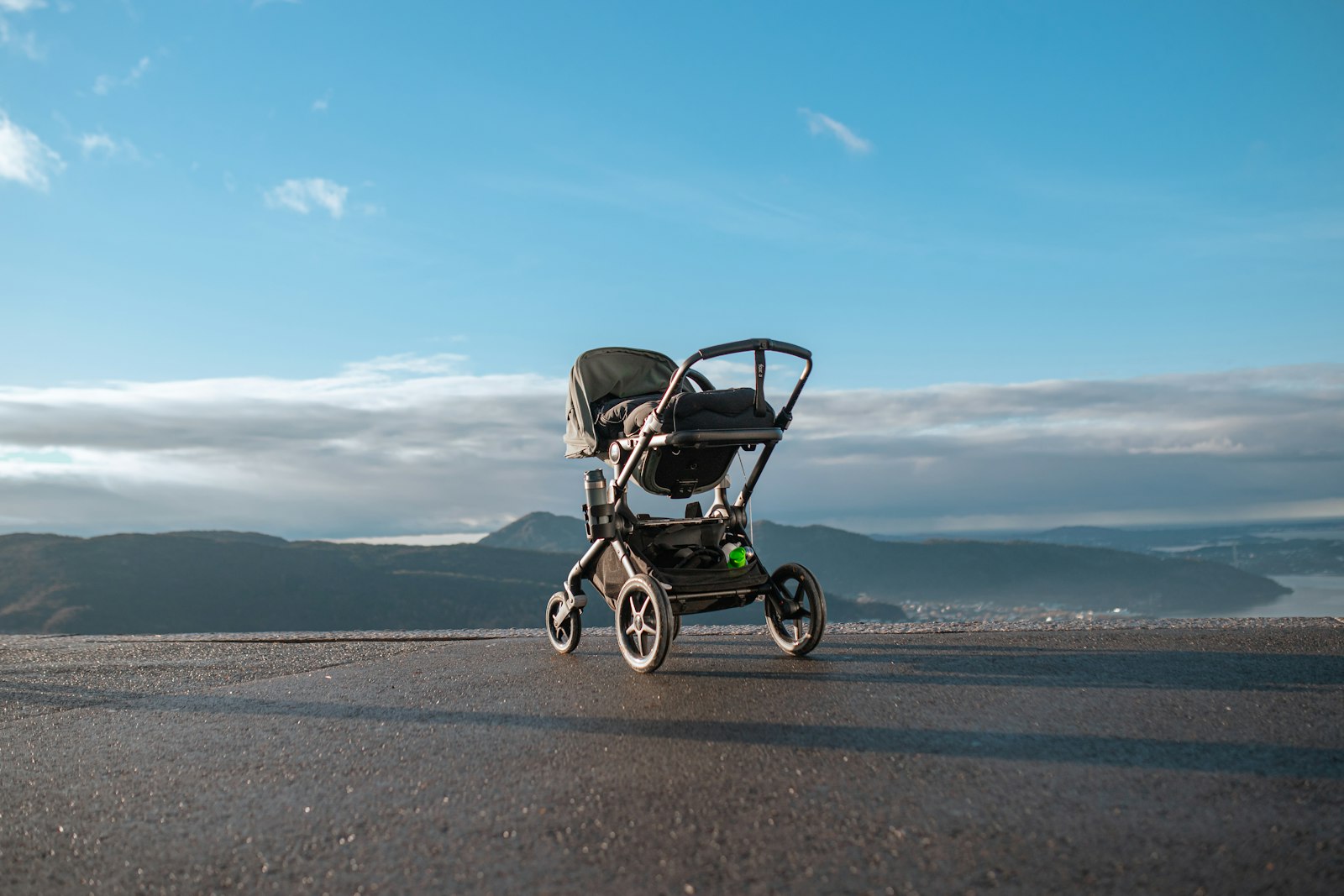 ein Kinderwagen am Straßenrand